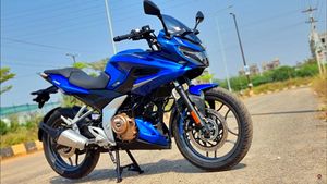 புதிய அடர் நீல நிறத்தில் பஜாஜ் பல்சர் எஃப்250 பைக்!! வேகமா ட்ரெண்ட் ஆக போகுது!