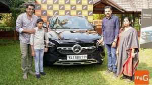 பணியாளருக்கு விலை உயர்ந்த பென்ஸ் காரை பரிசளித்த தொழிலதிபர்... என்ன கம்பெனி தெரிஞ்சா நாமலும் சேர்ந்திடலாம்!