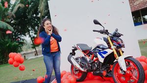 காதலர் தின கொண்டாட்டம்... பிரபல நடிகைக்கு பிஎம்டபிள்யூ பைக்கை பரிசாக வழங்கிய கணவன்... விலை எவ்ளோனு தெரியுமா?