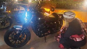 சத்குரு ஜக்கி வாசுதேவ் செய்த காரியத்தை பாருங்க... சோஷியல் மீடியாக்களில் போட்டோக்கள் வைரல் ஆகுது!