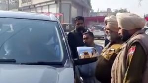 வாக்குச்சாவடிக்கு விலையுயர்ந்த காரில் வந்த நடிகர் சோனு சூட்... தடுத்து நிறுத்தி காரை பறிமுதல் செய்த போலீஸ்!