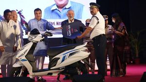 60 ஸ்கூட்டர்கள், 500 ஹெல்மெட்டுகளை வாரி வழங்கிய ஹீரோ மோட்டோகார்ப்! நிறுவனத்தை பாராட்டி தள்ளிய மத்திய அமைச்சர்!