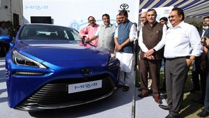 மத்திய அமைச்சரையே வெறிக்க வெறிக்க பார்க்க வைத்த Toyota Mirai... அதிகாரப்பூர்வமா இந்தியா வந்திருக்கு!