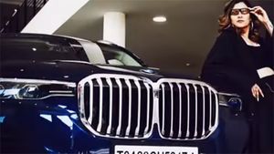 ஹீரோக்களையே விஞ்சும் வகையில் சொகுசு கார் வாங்கிய பாடகி... ஷோரூம் விலையை கேட்டதுக்கே மயக்கம் வருது!