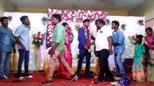 மணமக்களுக்கு விலை உயர்ந்த பரிசை வழங்கிய நண்பர்கள்! நமக்கு கிடைக்கவில்லையே என ஏக்க பெருமூச்சு விட்ட உறவினர்கள்!