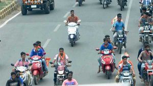 டூவீலர் ஓட்றவங்களுக்கு செக்... இப்படி ஒரு அதிரடி உத்தரவை யாருமே எதிர்பாக்கல... இது வேற மாதிரி இருக்கு!