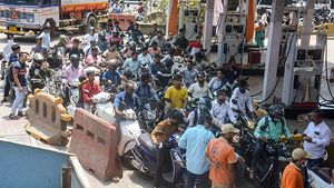 ஒரு லிட்டர் பெட்ரோல் ரூ. 1க்கு வழங்கிய எம்எல்ஏ... இப்படி ஒரு சட்டமன்ற உறுப்பினர் நமக்கு கிடைக்கலையேங்க!!