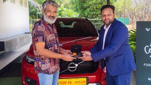 இதெல்லாம் அவருக்கு சாதாரணம்... வால்வோ காரை வாங்கிய பிரம்மாண்ட இயக்குனர் ராஜமௌலி... விலை எவ்ளோனு தெரியுமா?
