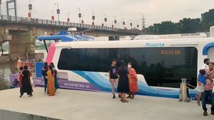 இந்தியாவிலேயே முதல் முறையாக வாட்டர் மெட்ரோ சேவை தொடக்கம்! சூப்பர்... இதுக்காகவே அந்த ஊருக்கு டூர் போலாம்!
