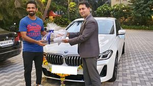 மாருதி வேகன்ஆர் காரில் வலம் வந்த கிரிக்கெட் வீரர்... இப்ப அவரு வாங்கியிருக்க கார பாத்தீங்களா? மெர்சலா இருக்கு!