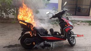 ஜஸ்ட் மிஸ்.. ஓட்டி கொண்டிருந்தபோதே தீ பிடித்த எலெக்ட்ரிக் ஸ்கூட்டர்! எந்த நிறுவனத்தின் இ-ஸ்கூட்டர் தெரியுமா?