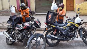 வியர்வை சொட்ட சொட்ட சைக்கிளில் உணவு டெலிவரி செய்த இளைஞருக்கு புதிய பைக் வாங்கி தந்த காவல் துறையினர்!