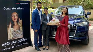 நடிகை அதிதி வாங்கிய அசத்தலான சொகுசு கார்... அவங்கள மாதிரியே ரொம்ப அழகா இருக்கு!..