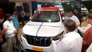 எலெக்சன் தொடங்கபோகுதாம்... அவசர அவசரமாக 5 மஹிந்திரா கார்களை வாங்கிய அரசியல்வாதி! காரணம் என்ன தெரியுமா? 