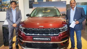 டொயோட்டா ஃபார்ச்சூனர் என்ன ஆகப்போகுதோ? ஜீப் மெரிடியன் காரின் டெலிவரி பணிகள் விரைவில் தொடக்கம்!