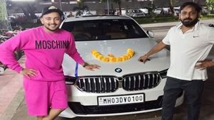 தந்தைக்கு விலையுயர்ந்த காரை பரிசளித்த பிரபல கிரிக்கெட் வீரர்... காரோட விலைய கேட்டீங்க மெர்சலாயிடுவீங்க!