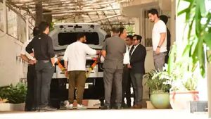 சொகுசா இருக்கும்... சூப்பரான லேண்ட் ரோவர் காரை வாங்கிய பிரபல நடிகர்... இவரை உங்களுக்கு யார்னு தெரியுதா?