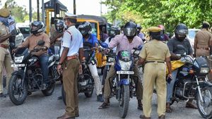 டூவீலரில் பின்னால் அமர்பவருக்கும் ஹெல்மெட் கட்டாயம்! சென்னையில் 12 நாட்களில் வசூலான அபராதம் எவ்வளவு தெரியுமா?