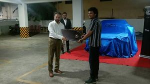அன்பளிப்புனா இப்படி இருக்கணும்... விக்ரம் இயக்குநர் லோகேஷுக்கு பரிசளிக்கப்பட்ட காரு எவ்ளோ சூப்பரானது தெரியுமா?