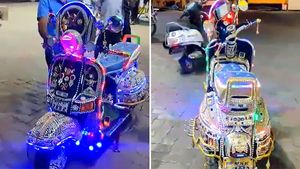 பஜாஜ் சேத்தக் ஸ்கூட்டரில் மியூசிக் சிஸ்டம், சிறிய திரையை பொருத்திய நபர்... ஆனந்த் மஹிந்திராவே அசந்துட்டாரு!