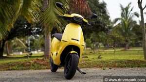 எலெக்ட்ரிக் ஸ்கூட்டர்கள் தீ விபத்து சம்பவம், ப்யூர் இவி, பூம் மோட்டார்ஸ் -ஐ தொடர்ந்து ஓலாவிற்கு அரசு நோட்டீஸ்!