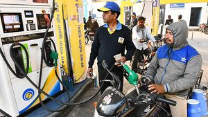 திடீரென உயர்த்தப்பட்ட பெட்ரோல் விலை, லிட்டர் ரூ125க்கு விற்பனை... போராட்டத்தில் குதிக்கும் மக்கள்....
