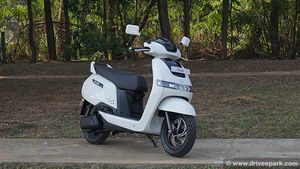 சிறப்பம்சங்கள் நிரம்பி வழியும் எலெக்ட்ரிக் டூ-வீலர்களின் பட்டியல்!.. பிடிக்காததுனு எதுமே இருக்காது!