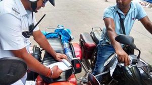 குறைவான பெட்ரோல் இருந்ததாக கூறி அபராதம் வழங்கிய போலீஸ்... சட்டத்துல இப்படிகூட ஒரு விதி இருக்கா?..