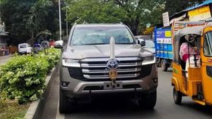 விற்பனைக்கு அறிமுகம்னுகூட அறிவிக்கல... அதுக்குள்ள இந்த டொயோட்டா காரை வாங்கிட்டாரு அமைச்சர் கேஎன் நேரு!