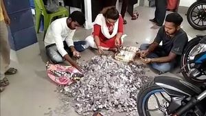 எண்ணி முடிக்கவே 3 நாள் ஆயிருச்சு... பைக் ஷோரூம் ஊழியர்களை கதற விட்ட பீடி வியாபாரி... வெச்சு செஞ்சுட்டாரு!