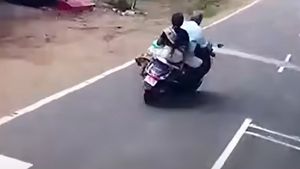 இன்டிகேட்டர் போடாமல் சடாரென திரும்பிய தாத்தா.. இனி வண்டி ஓட்டுற ஆசையே அவருக்கு வராது! தரமான ஆப்பு வைத்த போலீஸ்