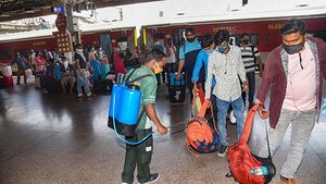 ரயில்களில் லக்கேஜ்களை கொண்டு போகும்போது இவ்வளவு கவனமா இருக்கனுமா?  ஒரு நிமிஷம் அசந்தாலும் அவ்வளவுதான்!