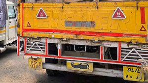திருஷ்டி கயிறுகளை கட்டுவதால் அல்ல! லாரிகளுக்கு பின்னால் உள்ள கம்பிகள் தான் நம் உயிரை காப்பாற்றுகிறது! எப்படி?