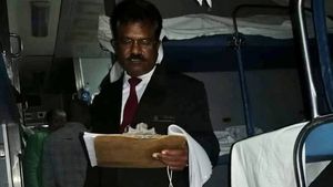 ரயிலில் நைட் 10 மணிக்கு மேல டிக்கெட் செக் பண்ண கூடாது... ரூல்ஸ் என்ன சொல்லுது தெரியுமா? 