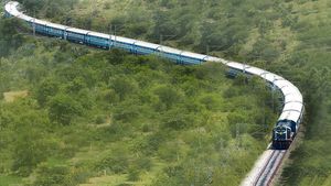 ரூ.750இல் இந்தியாவை ஒரு சுத்து சுத்த ஆசையா? விவேக் எக்ஸ்பிரஸ் ரயிலில் பயணிச்சா பாதி நாட்டை சுத்தின மாதிரிதான்!