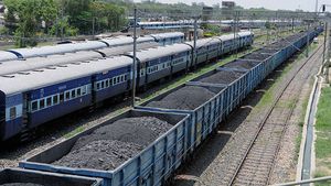 இந்தியாவுலேயே இதான் பெருசு... 3.5 கி.மீ நீளம் உள்ள ரயிலை ஓட்டி இந்திய ரயில்வே புதிய சாதனை...