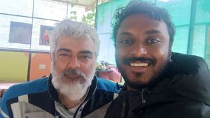 அஜித்னே தெரியாம உதவி கேட்ட ரசிகர்... இறங்கி வந்து ஹெல்ப் செய்த மரணமாஸ் சம்பவம்...