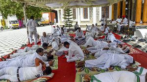 ராகுல்காந்தி உண்மையிலேயே சொகுசான மோட்டார் ஹோமில்தான் தங்குகிறாரா?.. உண்மையை உடைக்கும் படங்கள்!
