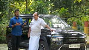 இந்த காரை வாங்கியதில் எங்க குடும்பமே ஹேப்பி!.. 3 மாத பயன்பாட்டை அடுத்து கேரன்ஸ் ஓனர் கூறிய தகவல்கள்!