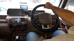 ஸ்டைலா கார் ஓட்டுறதா நினைச்சுக்கிட்டு கையை ஒடச்சிக்காதீங்க! ஸ்டியரிங்கை பிடிக்குற ரூல்ஸ் தெரியுமா?
