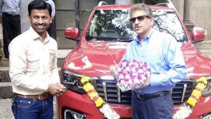 ஸ்கார்பியோ-என் காரை டெலிவரி எடுத்த ஆனந்த் மஹிந்திரா... நல்ல பெயர் வைக்கும்படி நெட்டிசன்களுக்கு வேண்டுகோள்!