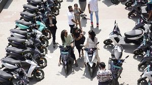 ஒரே நாளில் இத்தனை எலெக்ட்ரிக் ஸ்கூட்டர்கள் டெலிவரியா! வாடிக்கையாளர்களுக்கு பல்க்காக விற்ற பிரபல நிறுவனம்!