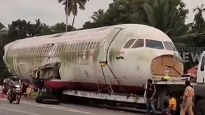 றெக்கையே இல்லாமல் நடுரோட்டில் செல்லும் விமானம்... ஆச்சரியமாக வேடிக்கை பார்த்த மக்கள்!