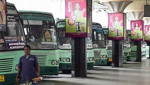 இதைத்தான் எதிர்பார்த்தோம்... 'சுந்தரா டிராவல்ஸ்' பஸ்களை எல்லாம் தூக்கி வீசுங்க... மத்திய அரசு அதிரடி உத்தரவு!