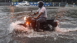 இந்த மழைய நம் பைக் தாங்குமா தெரியல! ஆனா இத மட்டும் செஞ்சீங்க என்னமாதிரியான மழையா இருந்தாலும் அசால்ட் பண்ணிரும்