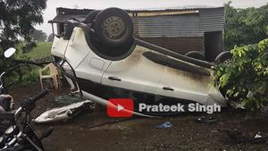 தலைகீழாக கவிழ்ந்த டாடா கார்! தூசியை தட்டி விட்டு வெளியே வந்த பயணிகள்! எமன்லாம் இனி வேற வேலைதான் பாத்துக்கணும்!