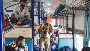 ரயில்களில் இரவு 10 மணிக்கு மேல் செய்யக்கூடாத விஷயங்கள் எது? மீறி செஞ்சா அப்புறம் ஏடாகூடமா ஏதாவது நடந்துடும்!
