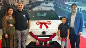 மிகவும் விலை குறைவான சொகுசு எலெக்ட்ரிக் காரின் டெலிவரி தொடக்கம்... இவ்ளோ பேர் ஆர்டர் பண்ணீட்டாங்களா!
