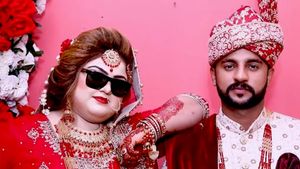 டிரைவிங் கற்று கொடுக்க போன இடத்தில் அடித்த ஜாக்பாட்... கியர் மாத்துற ஸ்டைலுக்காகவே டிரைவரை மணந்த இளம் பெண்!