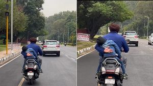 தெய்வங்கள் எல்லாம் தோற்றே போகும்... ஸ்கூட்டரில் தூங்கும் மகனை பாதுகாக்க தந்தை செய்த காரியம்... வைரல் வீடியோ!